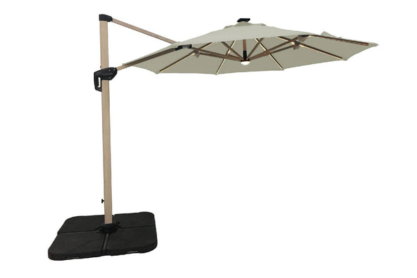 Sombrilla de patio beige con base negra sobre fondo blanco. 