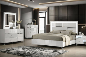 Un moderno conjunto de muebles de dormitorio que incluye una cama blanca de alto brillo con cabecero geométrico, un gavetero con espejo, un chest y una mesa de noche blancos a juego, combinados con ropa de cama y una alfombra gris estampada en un dormitorio contemporáneo de color gris oscuro y tonos madera.