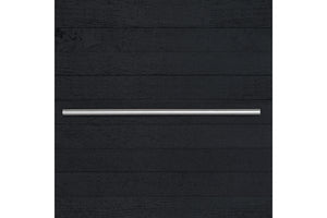 Primer plano de cabinete negro de mesa de entretenimiento con manija metálica. 