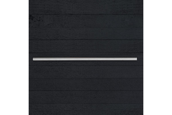 Primer plano de cabinete negro de mesa de entretenimiento con manija metálica. 