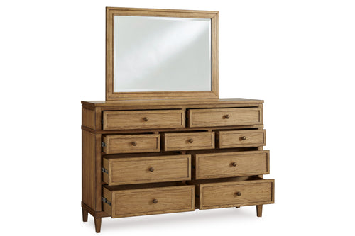 Gavetero de madera bronceada con espejo de nueve gavetas abiertos sobre fondo blanco.