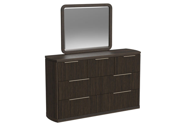 Gavetero con espejo hecho de madera de color marrón oscuro con siete gavetas sobre un fondo blanco. 