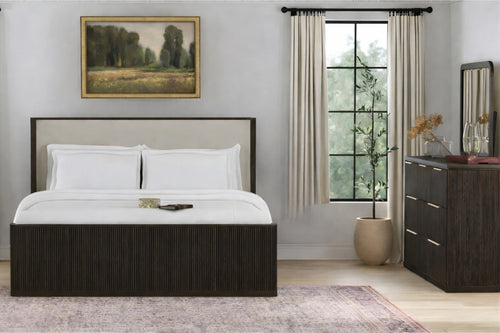 Conjunto de habitación de una cama y un gavetero con espejo con elementos decorativos. 