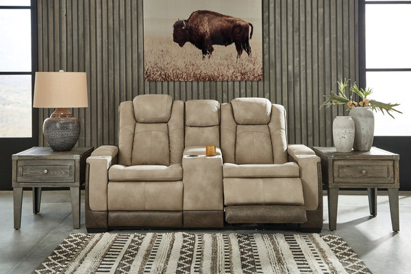 Loveseat reclinable de color beige en una sala de estar con un cuadro de un bisonte en la pared.