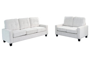 Sofá y loveseat de color blanco con elementos decorativos sobre un fondo blanco. 