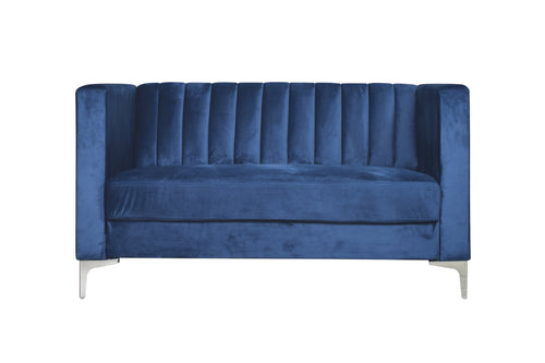 Loveseat de color azul oscuro con patas metálicas sobre un fondo blanco. 
