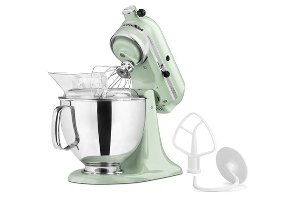 Una batidora KitchenAid de color verde menta claro con un tazón de acero inoxidable, que se muestra con un accesorio de pala blanco y un gancho para amasar sobre un fondo blanco limpio.