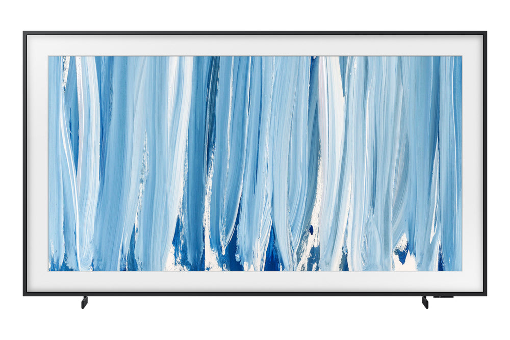 Un televisor o monitor de pantalla plana grande con un marco negro delgado y un bisel blanco, que muestra un patrón abstracto pintado en azul y blanco. La pantalla se muestra sobre un fondo blanco liso.