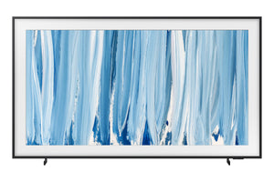 Un televisor o monitor de pantalla plana grande con un marco negro delgado y un bisel blanco, que muestra un patrón abstracto pintado en azul y blanco. La pantalla se muestra sobre un fondo blanco liso.