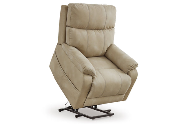 Butaca reclinable eléctrica tipo lift color beige, tapizada de apariencia piel, con respaldo alto acolchado, brazos anchos, reposapiés integrado y base metálica elevadora sobre un fondo blanco.