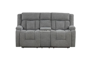 Loveseat gris reclinable manual sobre fondo blanco.