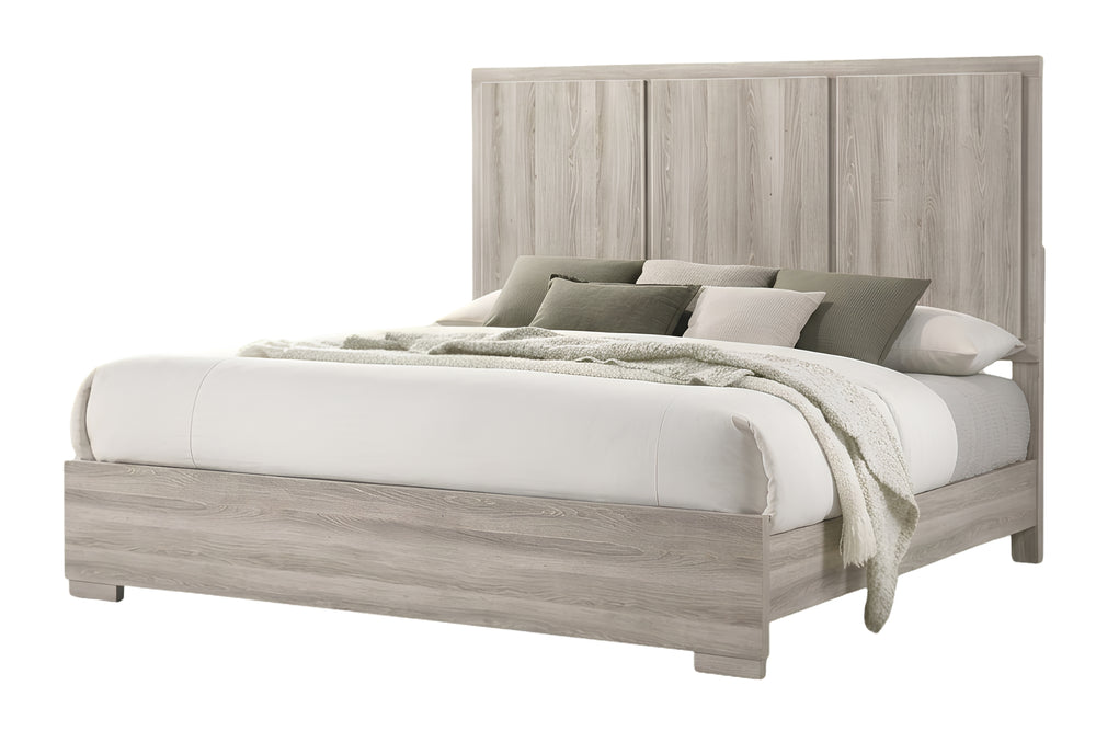 Una cama con estructura de plataforma de madera gris claro con un cabecero alto de varios paneles, decorada con ropa de cama blanca, almohadas verde oliva y una manta texturizada, todo ello sobre un fondo blanco liso.