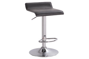 Taburete de color negro con base metálica con ajuste de altura y reposapiés sobre un fondo blanco. 