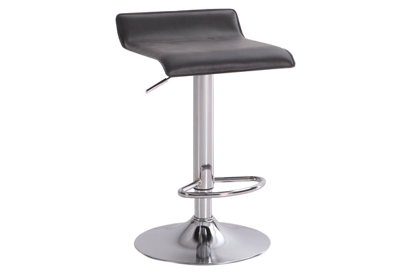 Taburete de color negro con base metálica con ajuste de altura y reposapiés sobre un fondo blanco. 