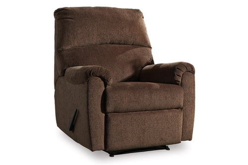 Butaca reclinable de color marrón sobre un fondo blanco. 