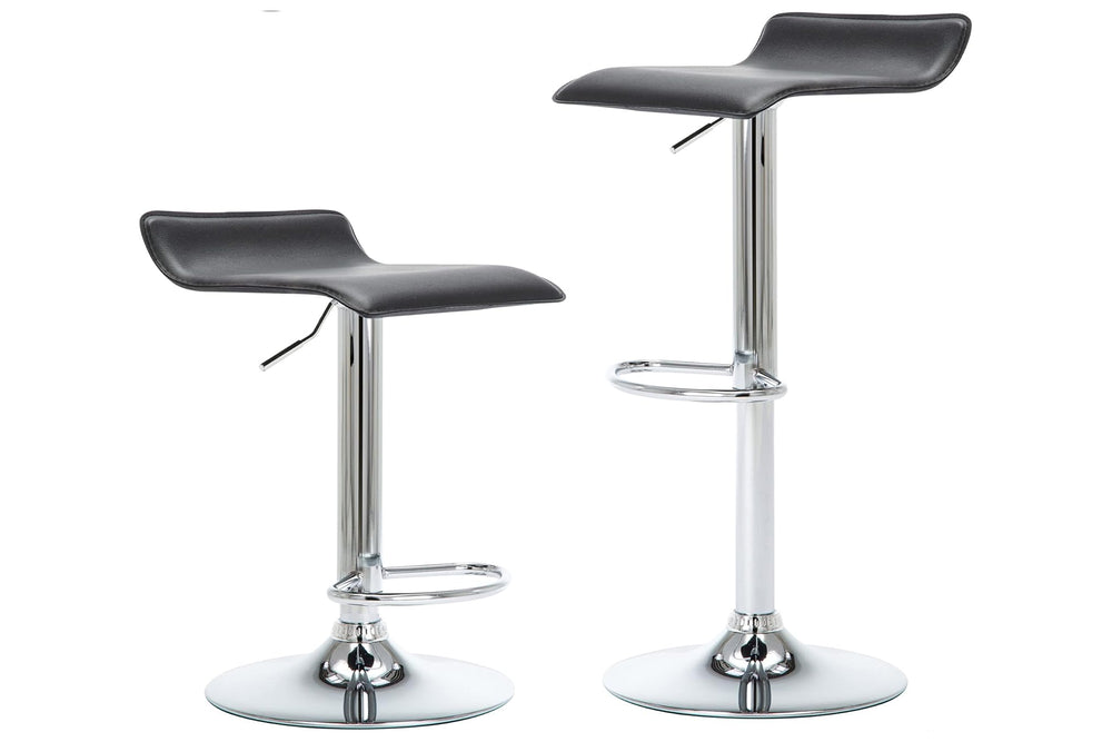 Taburete de color negro con base metálica con ajuste de altura y reposapiés sobre un fondo blanco. 