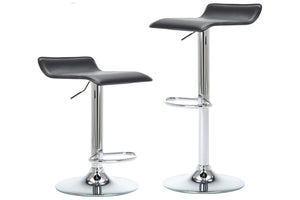 Dos taburetes de color negro con base metálica con ajuste de altura y reposapiés sobre un fondo blanco. 