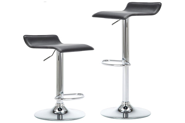 Dos taburetes de color negro con base metálica con ajuste de altura y reposapiés sobre un fondo blanco. 