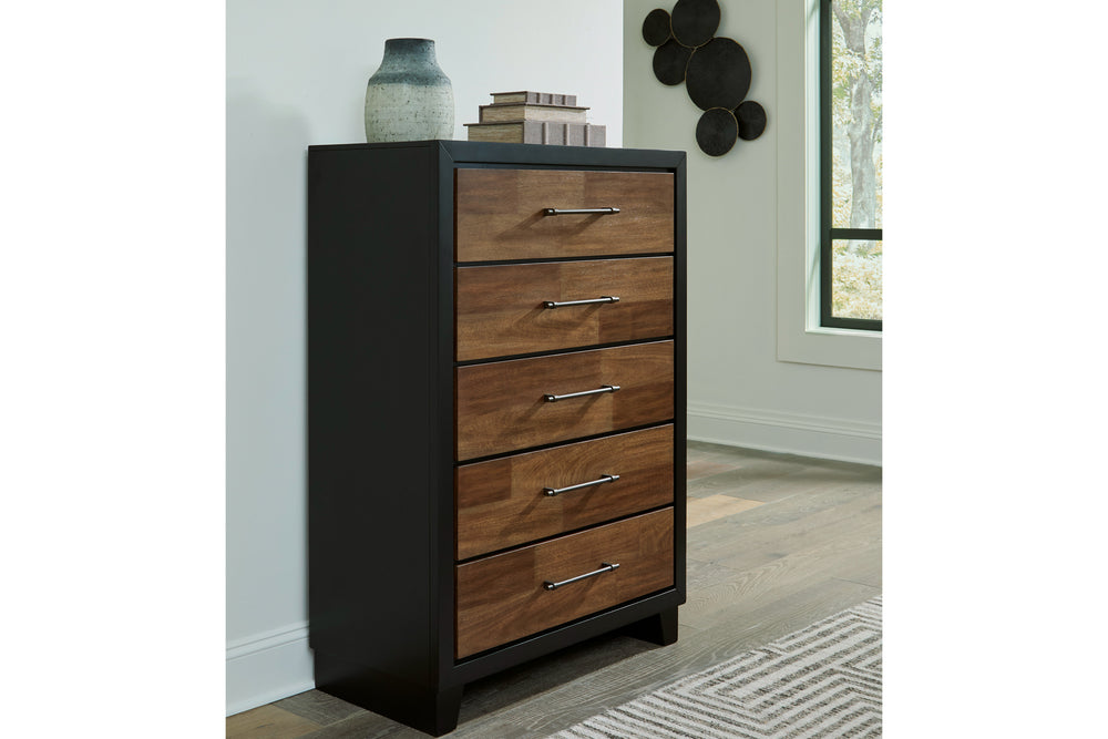 Chest de cinco gavetas hechas de madera marrón enmarcados en negro sobre un fondo blanco. 