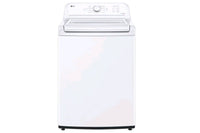 Lavadora de carga superior de color blanco sobre fondo blanco.