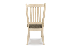 Silla de comedor de madera natural clara con respaldo de listones y asiento tapizado en gris texturizado, mostrada de frente sobre un fondo blanco.