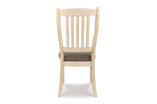 Silla de comedor de madera natural clara con respaldo de listones y asiento tapizado en gris texturizado, mostrada de frente sobre un fondo blanco.