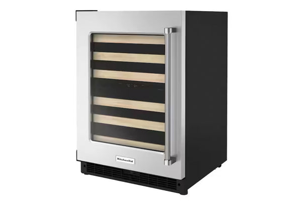 Una nevera para vinos empotrado con frontal de acero inoxidable, panel lateral negro, puerta de cristal y estantes interiores con acabado de madera, que se muestra sobre un fondo blanco liso.
