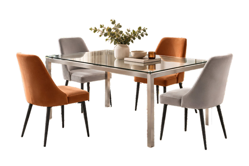 Un juego de comedor moderno que incluye una mesa rectangular con superficie de vidrio y estructura de metal plateado cepillado, junto con cuatro sillas tapizadas en naranja y gris claro, presentado sobre un fondo blanco.
