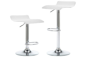 Dos taburetes de color blanco con base metálica con ajuste de altura y reposapiés sobre un fondo blanco. 