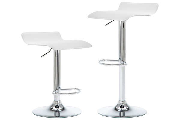 Dos taburetes de color blanco con base metálica con ajuste de altura y reposapiés sobre un fondo blanco. 