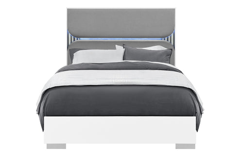 Cama queen moderna con cabecero gris, luces LED y ropa de cama gris y blanca sobre fondo blanco.