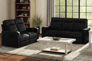 Sofá y loveseat de color negro en una sala moderna con ventanas en el fondo. 