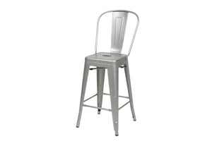 Taburete de bar metálico de estilo industrial moderno con acabado plateado, respaldo curvo, asiento cuadrado y cuatro patas sobre un fondo blanco liso.