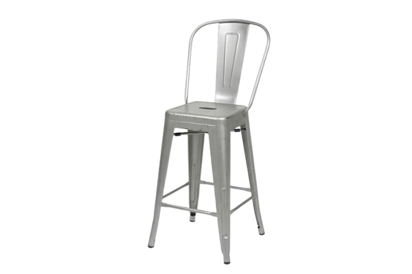 Taburete de bar metálico de estilo industrial moderno con acabado plateado, respaldo curvo, asiento cuadrado y cuatro patas sobre un fondo blanco liso.