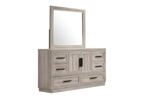 Un gavetero de madera gris claro con seis gavetas, dos puertas con tiradores negros y un espejo de pared rectangular a juego, todo ello sobre un fondo blanco liso.