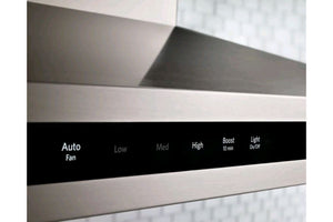 Primer plano del panel de control táctil de una campana extractora KitchenAid en acero inoxidable. Muestra opciones de velocidad del ventilador, modo automático, función Boost e iluminación integrada para una ventilación eficiente.