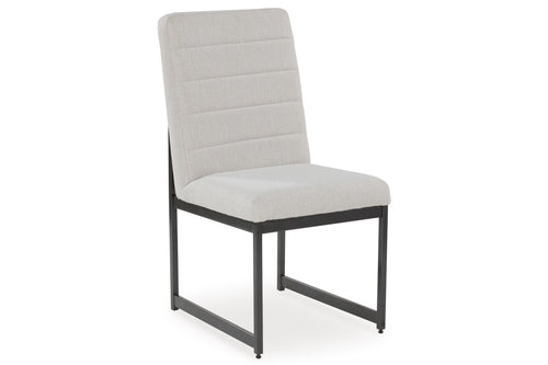 Silla tapizada en gris con patas de metal negro sobre fondo blanco.