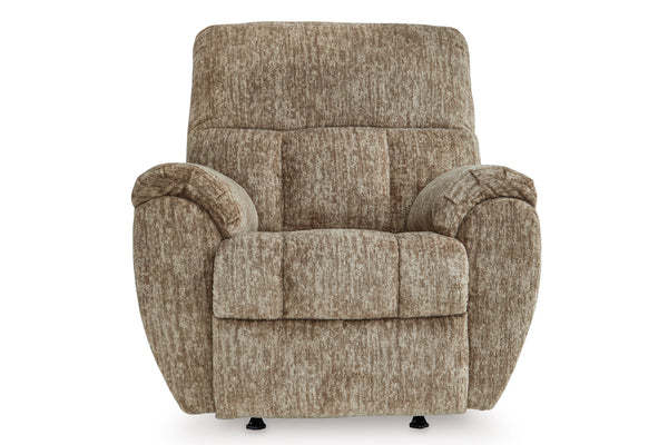 Butaca reclinable de color gris pardo con brazos y reposapiés ajustable en un fondo blanco. 