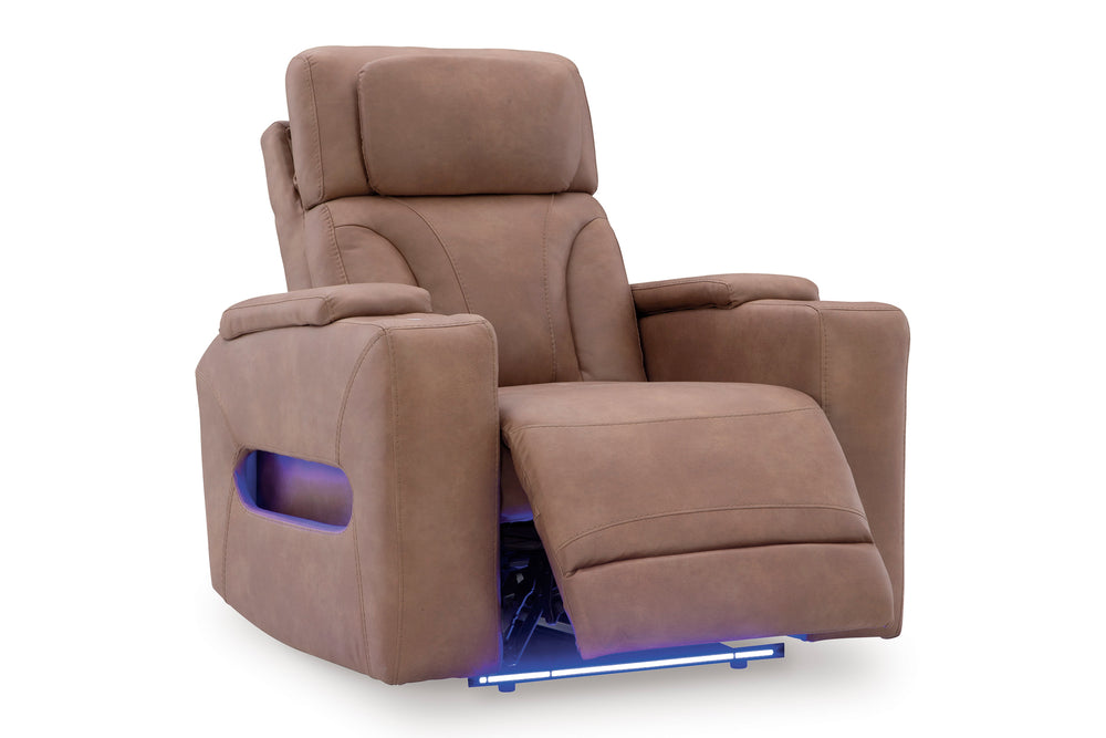 Butaca reclinable eléctrica color marrón claro, tapizada de apariencia piel, con reposacabezas ajustable, brazos anchos, reposapiés extendido, compartimiento lateral iluminado y luz LED azul en la base, sobre fondo blanco.