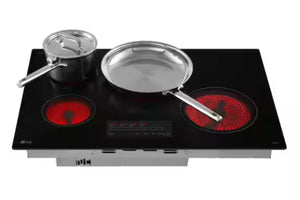 Tope de estufa negra de marca LG con cuatro quemadores y dos ollas encima de dos quemadores sobre un fondo blanco. 