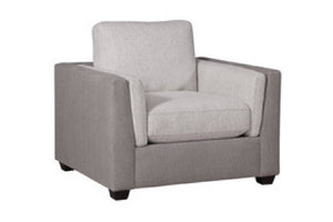 Silla de acento con acolchado gris claro y gris oscuro con brazos y espaldar y con patas acabadas en marrón oscuro, todo sobre un fondo blanco. 