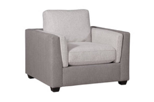 Silla de acento con acolchado gris claro y gris oscuro con brazos y espaldar y con patas acabadas en marrón oscuro, todo sobre un fondo blanco. 