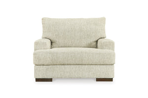 Silla con brazos crema sobre un fondo blanco. 