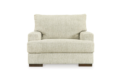 Silla con brazos crema sobre un fondo blanco. 