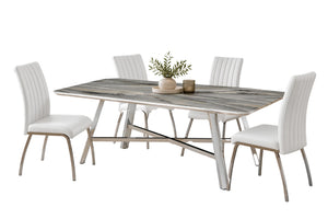 Comedor moderno de 5 piezas con mesa rectangular de acabado estilo madera gris y patas cromadas. Incluye cuatro sillas tapizadas en blanco con detalles de líneas verticales en el espaldar y elegantes patas de metal cromado.