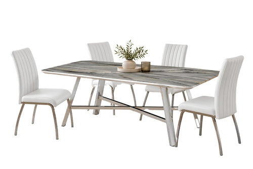Comedor moderno de 5 piezas con mesa rectangular de acabado estilo madera gris y patas cromadas. Incluye cuatro sillas tapizadas en blanco con detalles de líneas verticales en el espaldar y elegantes patas de metal cromado.