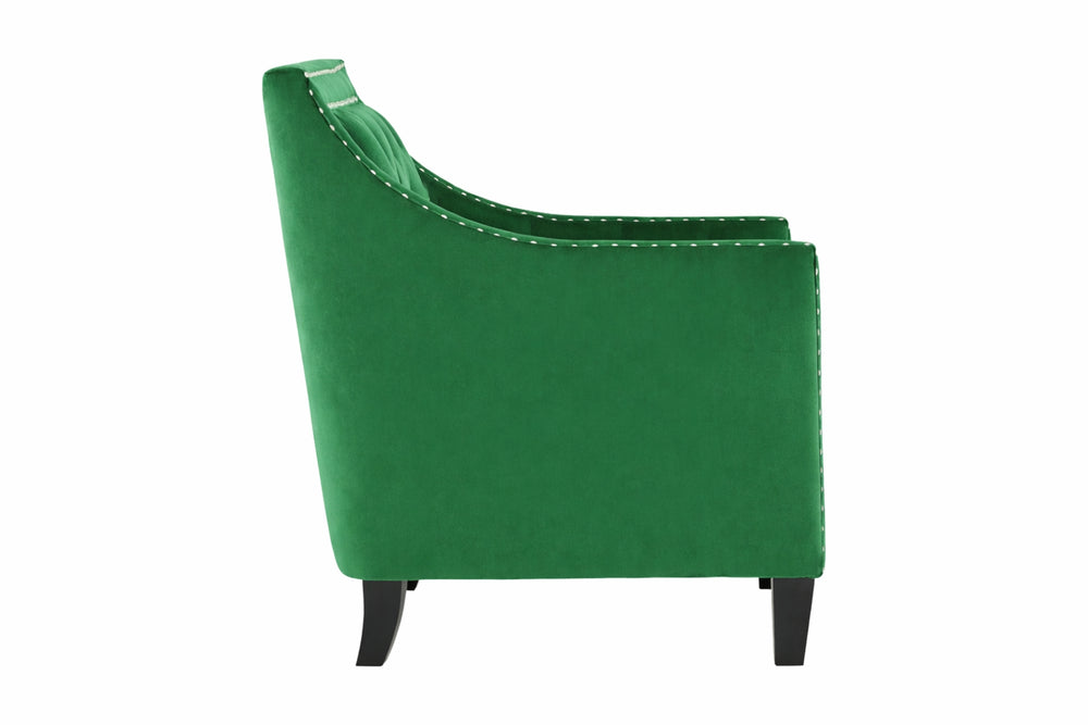 Silla de acento de color verde con brazos y con patas acabadas en marrón sobre un fondo blanco. 