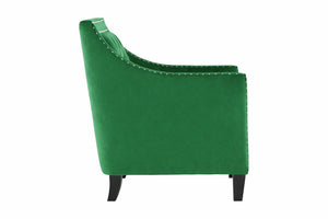 Silla de acento de color verde con brazos y con patas acabadas en marrón sobre un fondo blanco. 