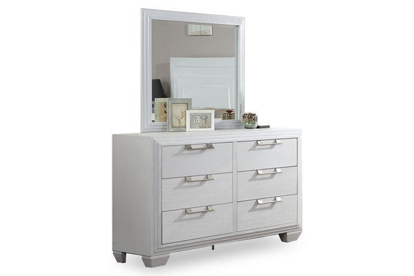 Un gavetero con espejo con seis gavetas de color plateado con onbjetos decorativos. 