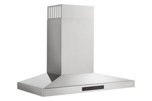 Una campana extractora de acero inoxidable con una chimenea rectangular alta y una base ancha y acampanada, mostrada sobre un fondo blanco liso. Un pequeño panel de control es visible en la parte frontal derecha.